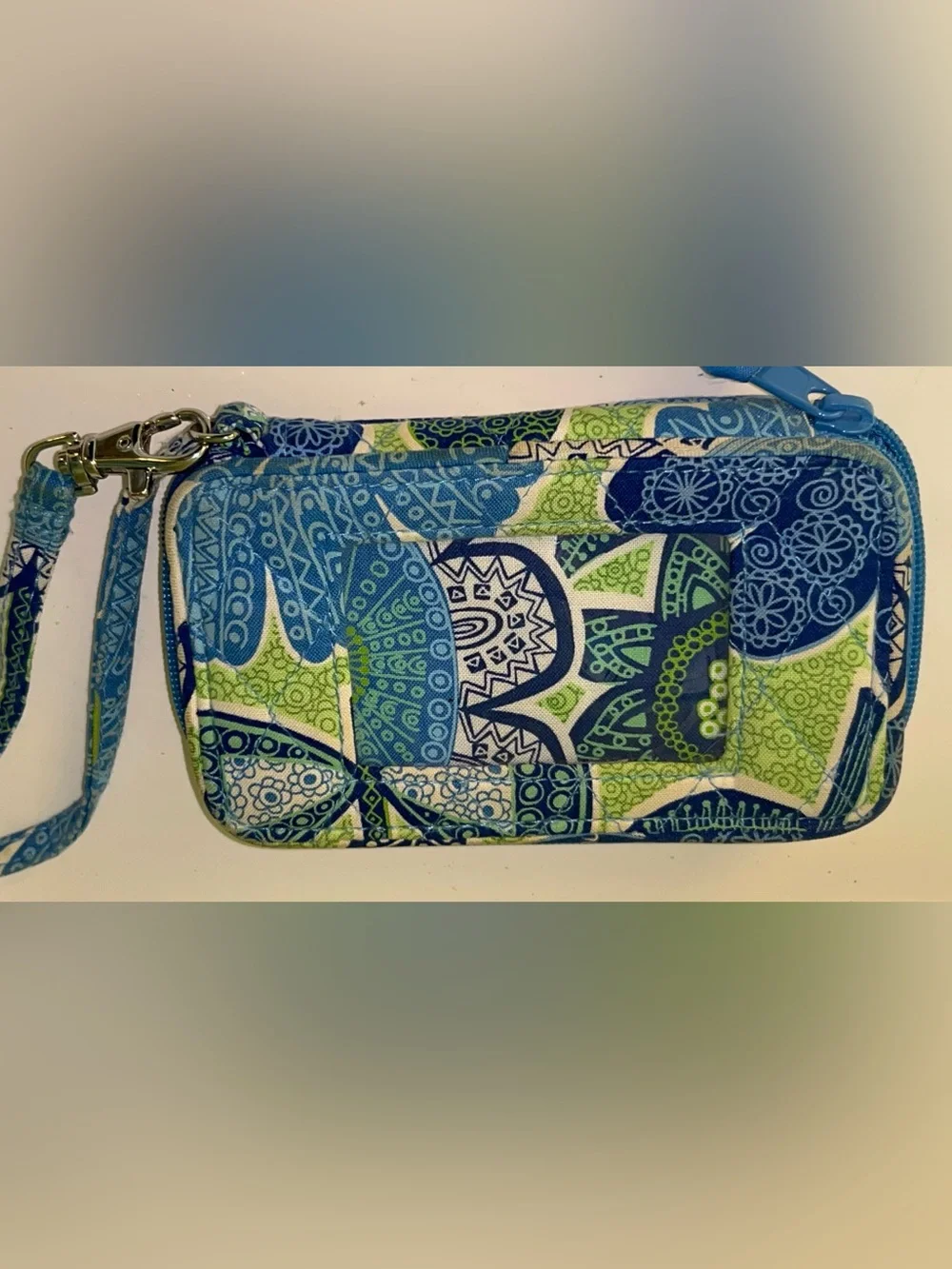 Vera Bradley Smartphone Wristlet in the Doodle Daisy pattern